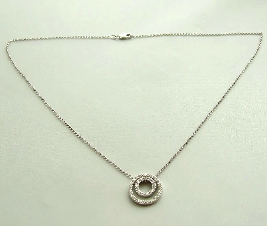 Wit gouden collier met diamanten hanger