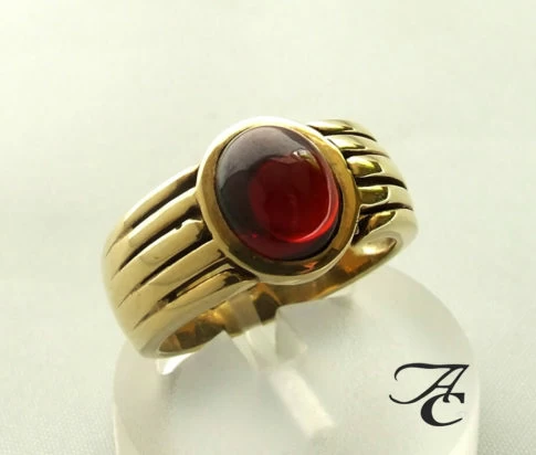Atelier Christian gouden ring met granaat