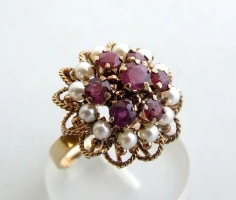 Gouden ring met robijn en parel