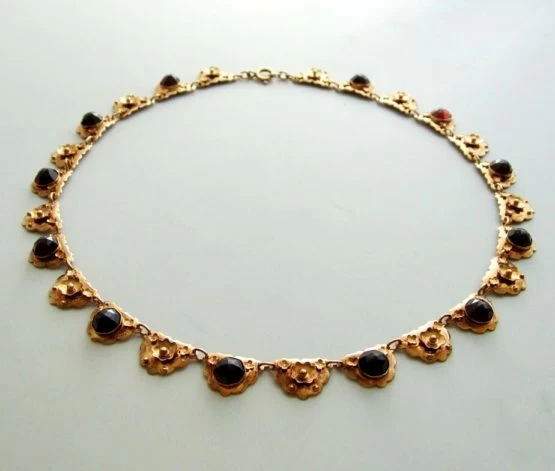 Ros&eacute; gouden collier met granaat