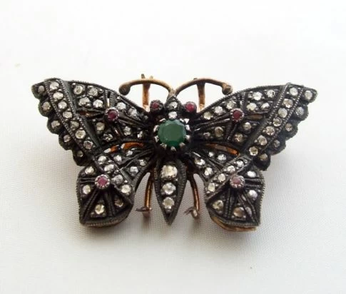 Antieke vlinder broche met roosdiamant, robijn en smaragd