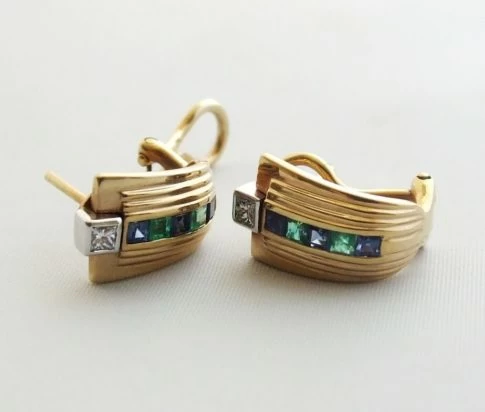 Gouden oorbellen met diamant, saffier en smaragd