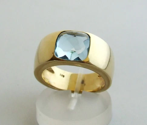 Gouden ring met topaas