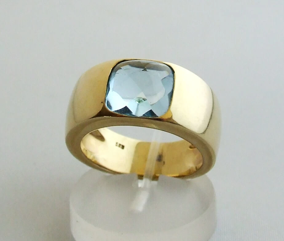 Gouden ring met topaas