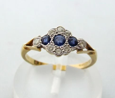 18 karaat ring met diamant en saffier