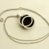 Wit gouden collier met onyx en diamanten