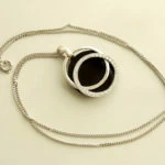 Wit gouden collier met onyx en diamanten