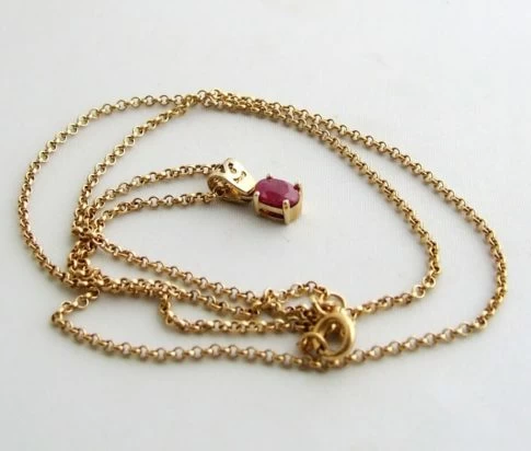 Gouden collier met robijn hanger