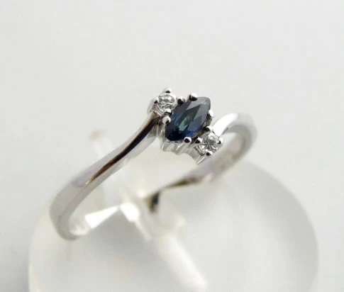 Wit gouden ring met saffier en diamant