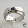 Wit gouden ring met saffier en twee diamanten
