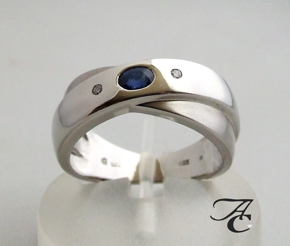 Wit gouden ring met saffier en twee diamanten