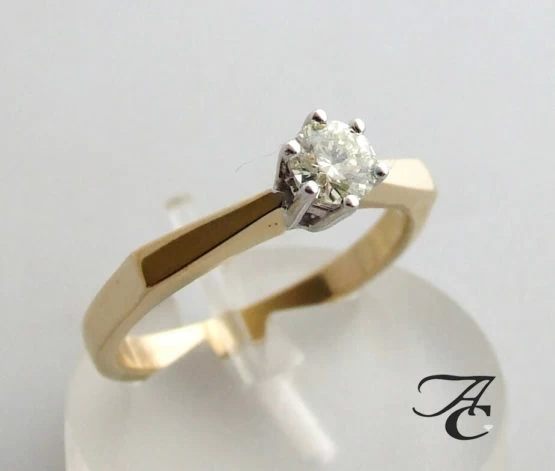 Geel gouden ring met solitair briljant Geel gouden ring met solitair briljant