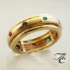 Gouden ring met saffier robijn en smaragd