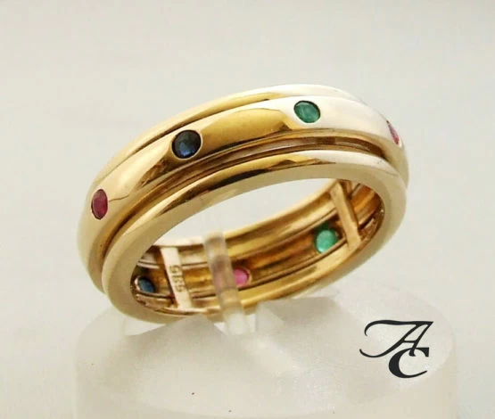 Gouden ring met saffier robijn en smaragd
