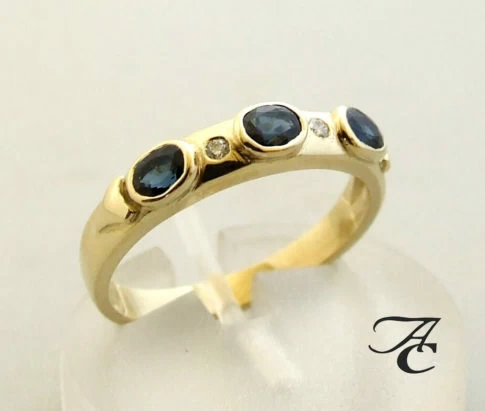 Gouden ring met briljant en saffier
