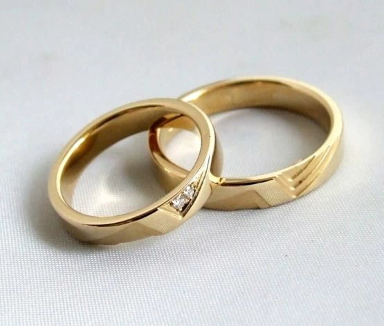 Gouden trouwringen met 2 diamanten