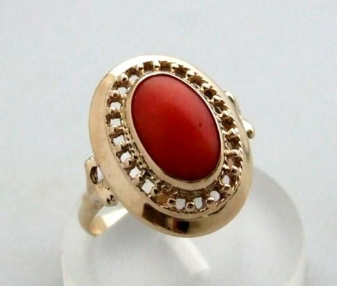 Occasion gouden ring met bloedkoraal