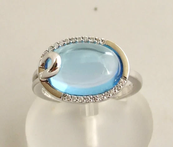 Gouden ring met topaas en diamant