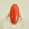 Geel gouden occasion ring met bloedkoraal