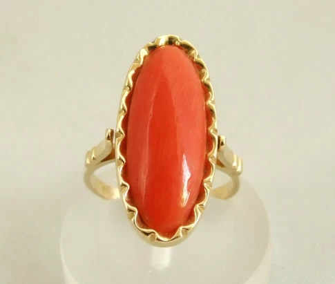 Geel gouden occasion ring met bloedkoraal