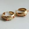 Gouden oorbellen met bloedkoraal