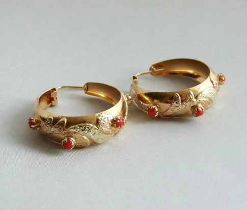 Gouden oorbellen met bloedkoraal