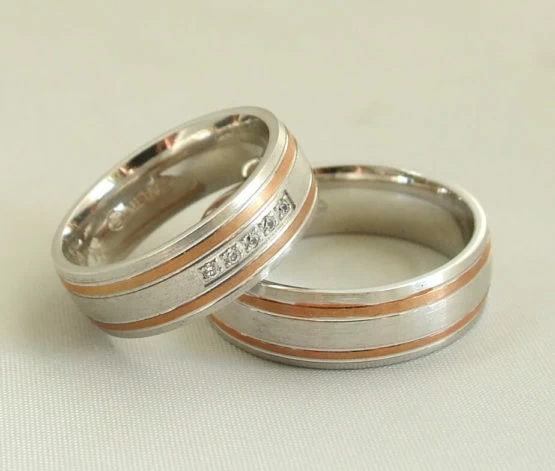 Wit- en rosé trouwringen met diamanten Wit- en rosé trouwringen met diamanten