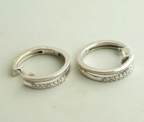 Wit gouden oorbellen met diamant