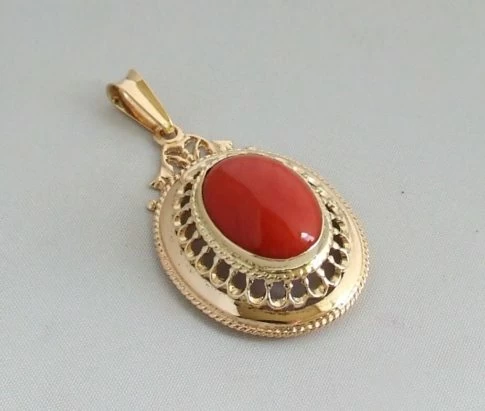 Antieke gouden hanger met bloedkoraal
