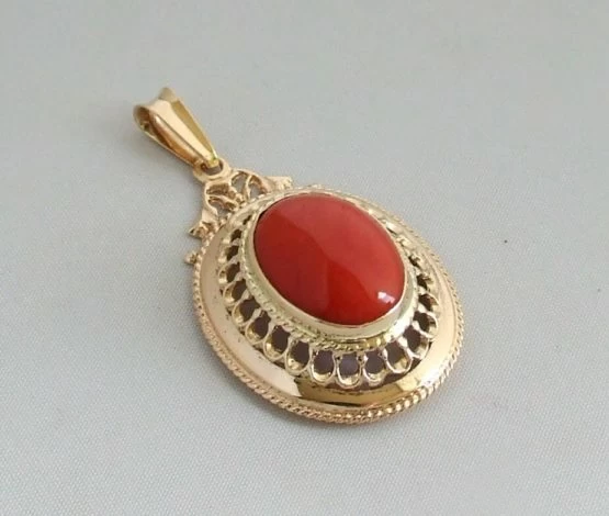 Antieke gouden hanger met bloedkoraal