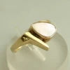 Gouden ring met parelmoer
