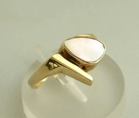 Gouden ring met parelmoer