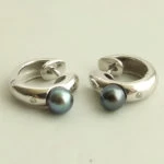 Wit gouden oorbellen met parels en diamant