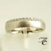 Wit gouden trouwring met diamanten