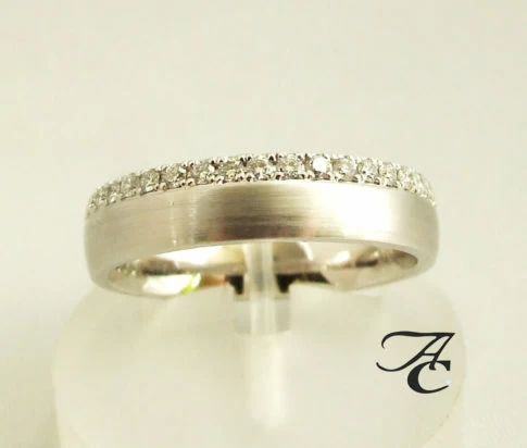 Wit gouden trouwring met diamanten