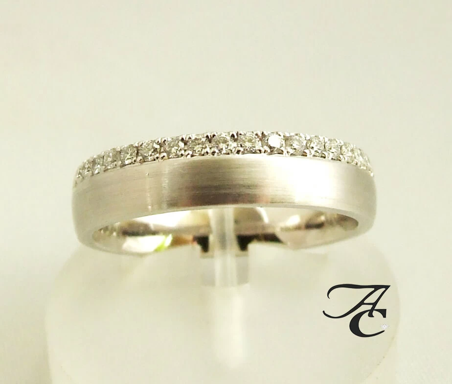 Wit gouden trouwring met diamanten