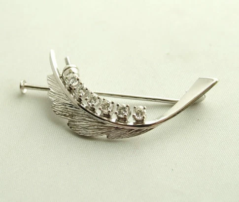 Wit gouden broche met diamant