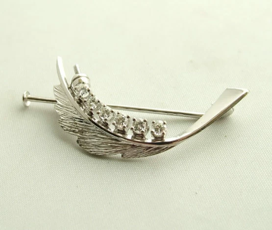 Wit gouden broche met diamant