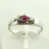 Wit gouden ring met robijn en diamant