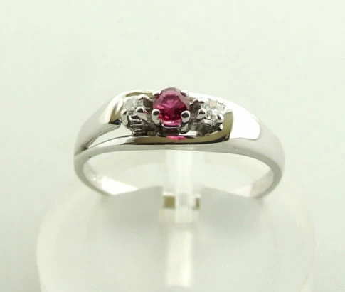 Wit gouden ring met robijn en diamant