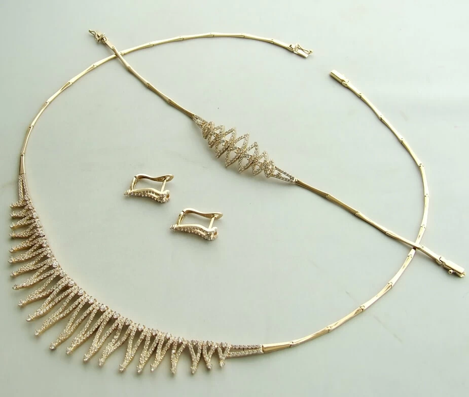 Gouden sieraden set met zirkonia