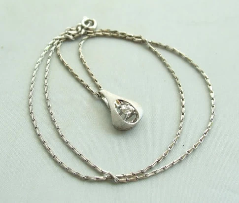 Wit gouden collier en hanger met diamant