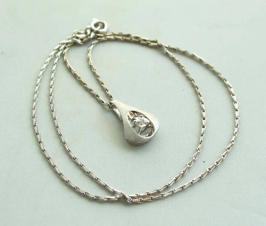 Wit gouden collier en hanger met diamant