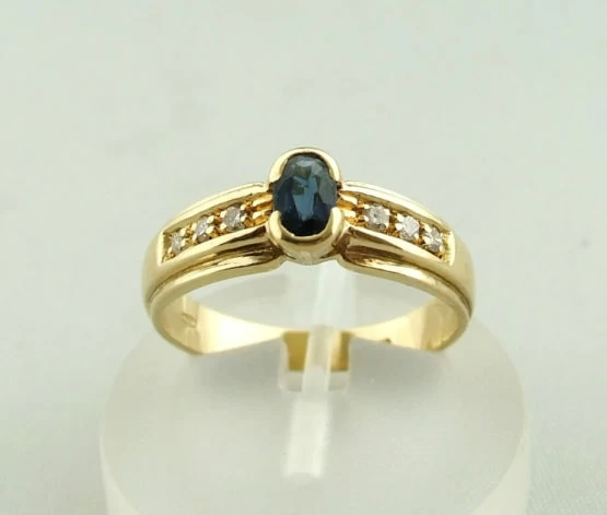 Geel gouden ring met saffier en diamant Geel gouden ring met saffier en diamant