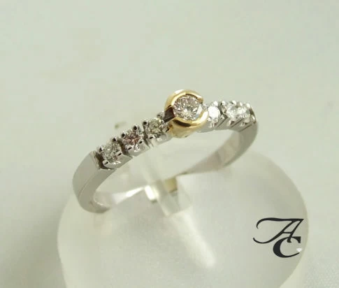 Wit gouden ring met diamanten