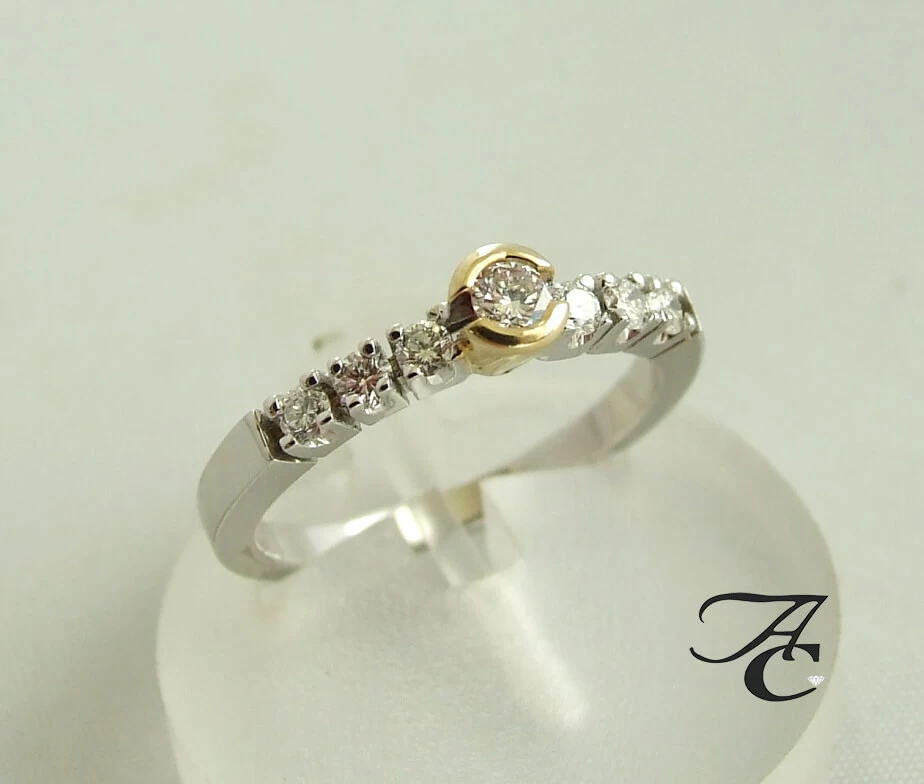Wit gouden ring met diamanten