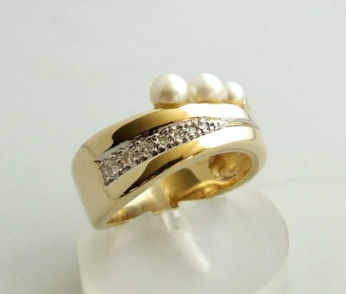 Gouden ring met diamant en parel