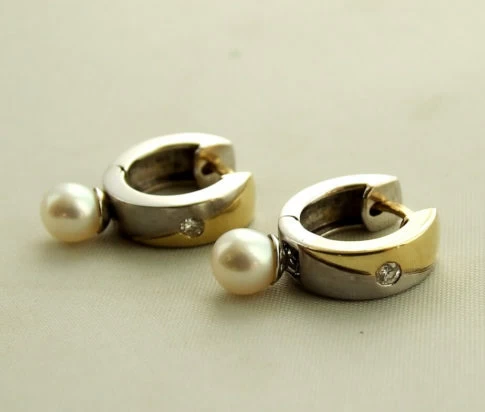 Gouden creolen met diamant en parel