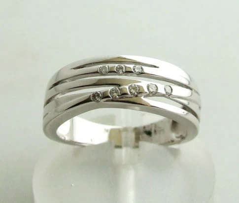 Wit gouden Christian ring met diamanten