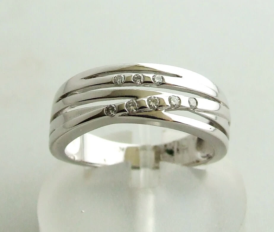Wit gouden Christian ring met diamanten